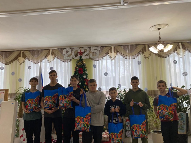 Друзья-волонтёры- новогодние подарки.